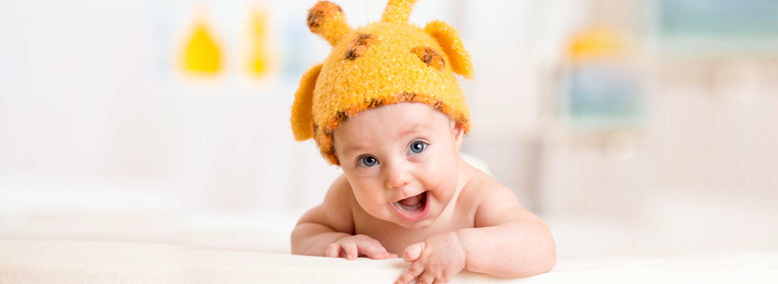 Glückliches Baby mit Mütze