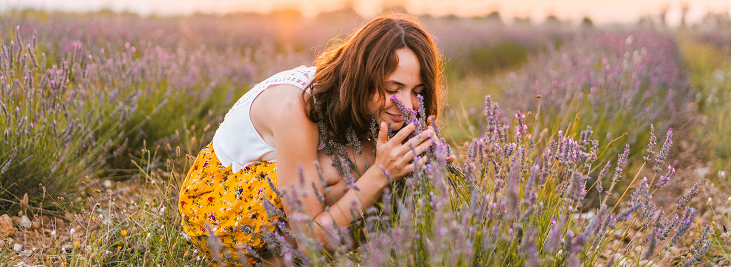 Frau riecht auf Feld am Lavendel