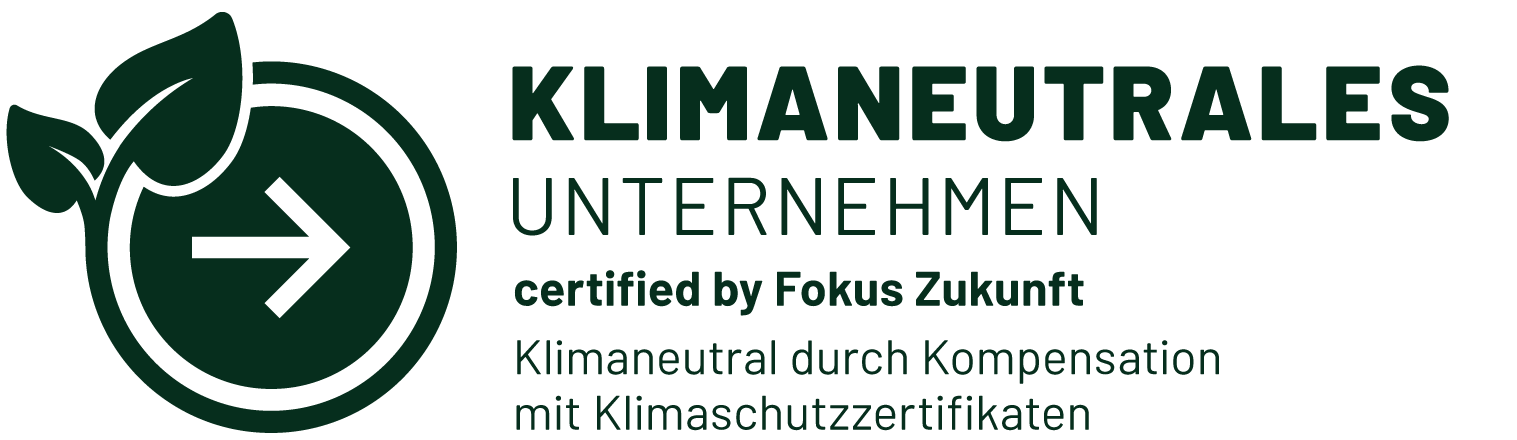 Logo Klimaneutrales Unternehmen von https://www.fokus-zukunft.com, Kreis mit grünen Pfeil und Blättern und Wortmarke